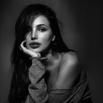 Аватар Девушка держит руку у лица, ву Peter Coulson