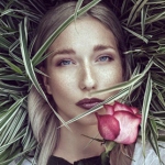 Аватар Девушка с розой, ву Nina Masic