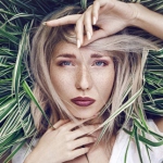 99px.ru аватар Девушка в траве, ву Nina Masic