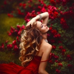 99px.ru аватар Девушка стоит у куста роз, фотограф Светлана Беляева