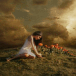 99px.ru аватар Девушка в белом платье сидит на земле, склонившись к красным цветам / фотограф Rosie Hardy