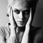 Аватар Блондинка с короткой стрижкой с руками у лица / фотограф Maria Zhikhareva