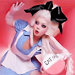 99px.ru аватар Девушка в образе Алисы с таблеткой в руке, с надписью Eat Me