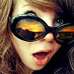 99px.ru аватар Девушка в больших солнечных очках с отражением восхода