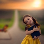 Аватар Девочка с книгой стоит на дороге, ву Jake Olson Studios