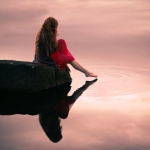 99px.ru аватар Девушка сидит у воды, ву Lizzy Gadd
