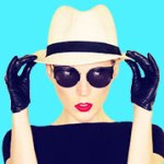 Аватар Девушка в перчатках, шляпе и очках