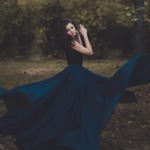 99px.ru аватар Девушка в развевающемся платье в темном лесу