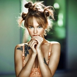 99px.ru аватар Девушка со смешными косичками держит руки у лица, ву Alina Lebedeva