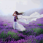 99px.ru аватар Девушка с длинной шифоновой тканью, развевающейся на ветру, стоит в лавандовом поле