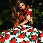 99px.ru аватар Девушка в цветном платье с букетом роз