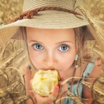 Аватар Девочка в шляпе кушает яблоко, ву John Wilhelm is a photoholic