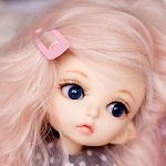 99px.ru аватар Кукольное личико с синими глазами и заколкой в волосах