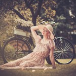 99px.ru аватар Девушка в шляпе сидит на земле рядом с велосипедом