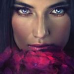 Аватар Девушка с цветами у лица
