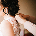 99px.ru аватар Руки застегивают невесте платье