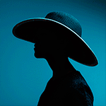 99px.ru аватар Девушка в шляпе на фоне салюта