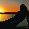99px.ru аватар Силуэт девушки, лежащей на фоне заката на морском берегу