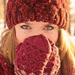 99px.ru аватар Девушка в красной вязаной шапке и варежках стоит под снегопадом