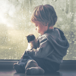 99px.ru аватар Малыш с котенком на руках сидит на окне, за которым идет дождь