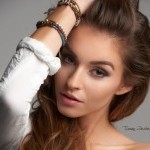 Аватар Девушка держит руку на голове