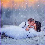 99px.ru аватар Лежащие на замерзшей земле влюбленные мужчина и девушка целуются под падающим снегом