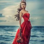 99px.ru аватар Девушка в короне со скрипкой в руке стоит на фоне моря
