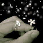 99px.ru аватар В руке маленький цветок, (hope / надежда)
