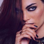 Аватар Девушка держит руку у лица