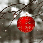99px.ru аватар Новогодняя игрушка висит на ветке в снегу