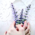 99px.ru аватар В руках девушки лаванда