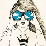 Аватар Девушка смотрит в бинокль