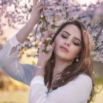 99px.ru аватар Девушка стоит у весеннего дерева, by DarkVenusPersephonae»