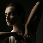 Аватар Девушка держит руки у груди, фотограф Nikolai Levchenko