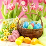 99px.ru аватар Корзинка с пасхальными яйцами на фоне тюльпанов