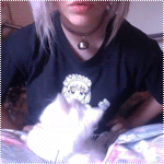 99px.ru аватар Белый котенок играет с колокольчиком на шее у девушки с белыми волосами в темно-синей майке с анимешкой