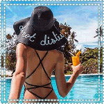 99px.ru аватар Девушка с коктейлем в руке стоит у бассейна