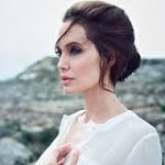 99px.ru аватар Angelina Jolie / Анджелина Джоли смотрит вдаль