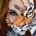 99px.ru аватар Девушка закрывает лицо руками, на которых нарисован тигр