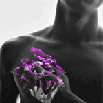 99px.ru аватар У мужчины в руке распускается фиолетовый цветок