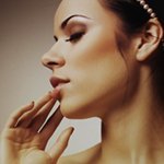 Аватар Девушка держит руку у лица