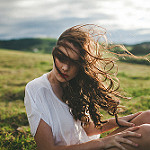Аватар Девушка с длинными волосами сидит на траве, фотограф Julia Trotti