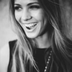 Аватар Улыбающаяся девушка с длинными волосами