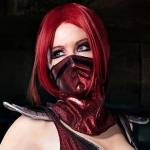 99px.ru аватар Девушка с красными волосами в маске / Косплей на Скарлет из Mortal Kombat