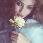 Аватар Девушка держит в руке розу