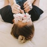 Аватар Девушка цветами прикрыла лицо
