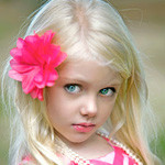 99px.ru аватар Голубоглазая девочка с розовым цветком в светлых волосах