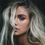99px.ru аватар Девушка с длинными светлыми волосами, закрывающими пол лица, фотограф Jorden Keith