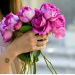 Аватар В руках девушки розовые розы