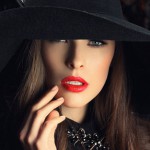 99px.ru аватар Девушка в шляпе держит руку у лица